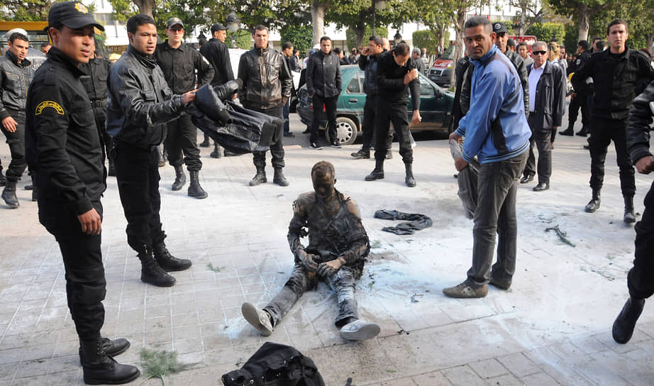 Мужчина, совершивший попытку самосожжения в ходе протестных акций в Тунисе, 2013 год