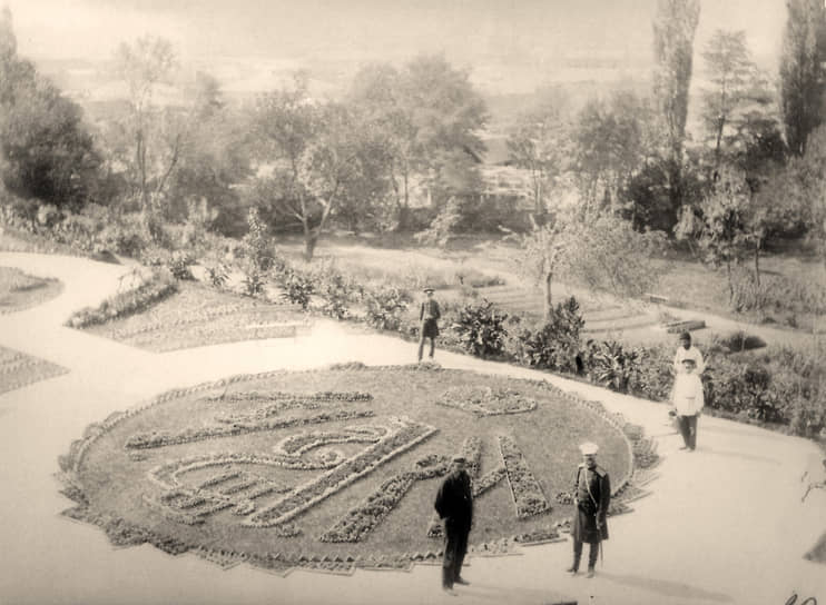 «Дворцы окружены обширным и прекрасным парком» (на фото — цветочная клумба с вензелем императора Александра III перед его дворцом в Ливадии, 1888 год)
