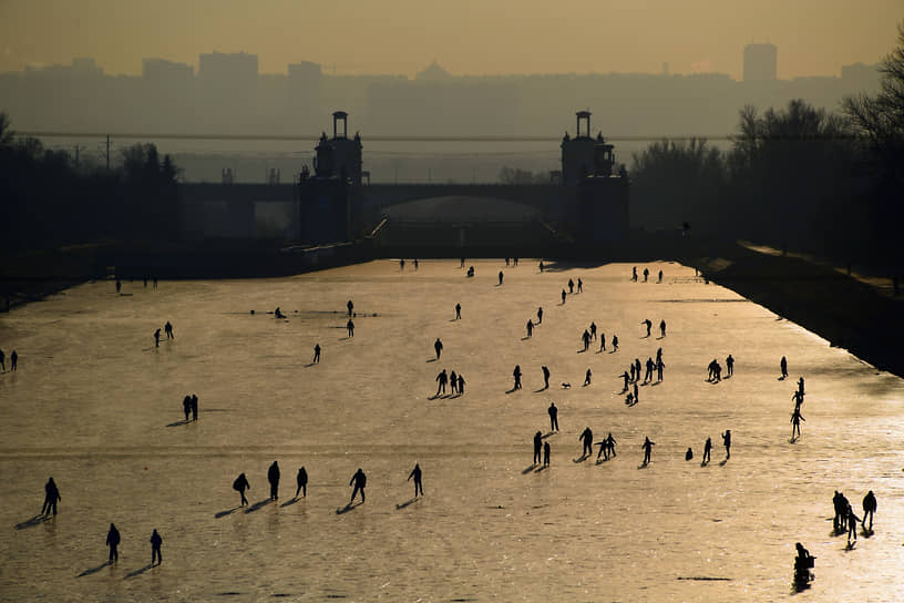 Москва. Люди катаются на коньках по замерзшему каналу