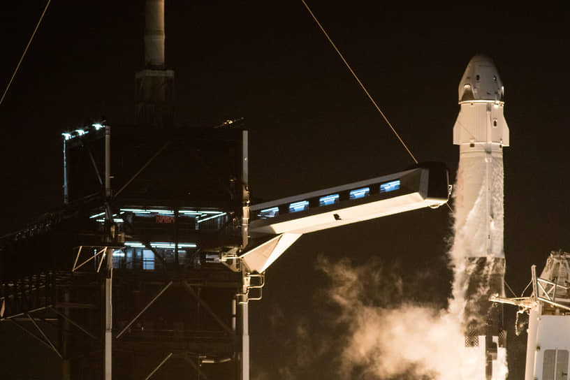Первый частный пилотируемый запуск в космос
&lt;br>30 мая компания SpaceX Илона Маска провела первый в истории частный пилотируемый запуск в космос. Ракета Falcon 9 с космическим кораблем Crew Dragon, на борту которого находились астронавты Дуглас Херли и Роберт Бенкен, стартовала с космодрома на мысе Канаверал, в штате Флорида
&lt;br>Заметность: 3 832