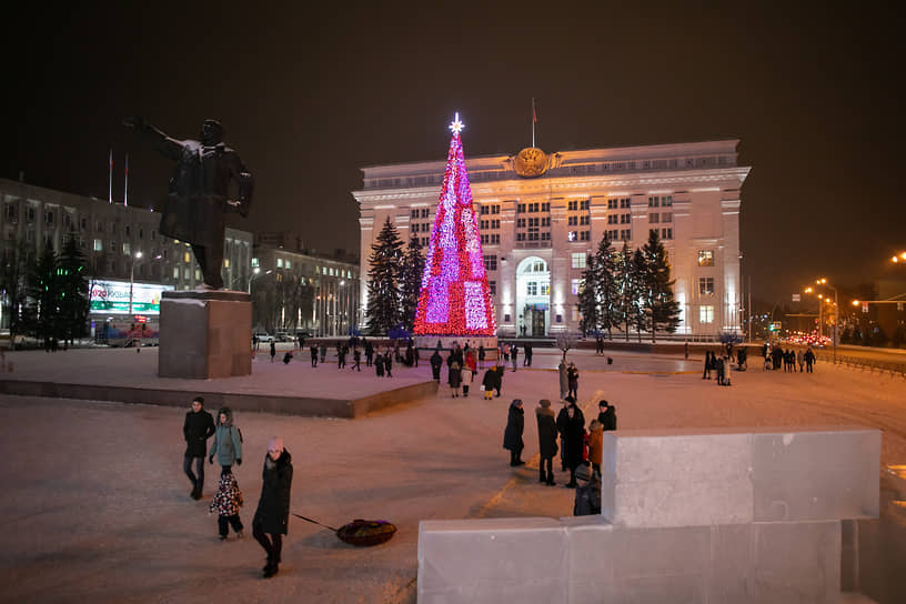 &lt;b>Кемерово, 18 млн руб.&lt;br>&lt;/b>
Новогоднюю искусственную ель в Кемерово установили на площади Советов. Ее купили в прошлом году за 18 млн руб. Высота металлической конструкции – 25 м