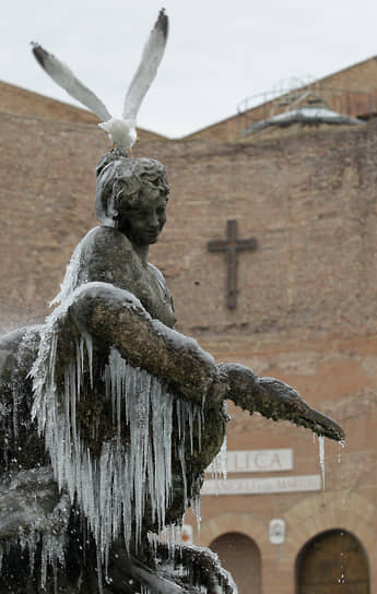 Циклон, вызвавший ледяные дожди в США в декабре 2010 года, прошелся и по Европе
&lt;br>На фото: фонтан Наяд в Риме