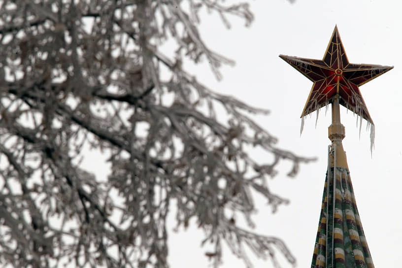 В ликвидации последствий непогоды в Московской области участвовали 52 тыс. человек и более 1,5 тыс. единиц спецтехники. Аварийные отключения электроэнергии были масштабны, многие населенные пункты Московской области встречали Новый год без электричества
&lt;br>На фото: обледеневшая звезда на башне Кремля