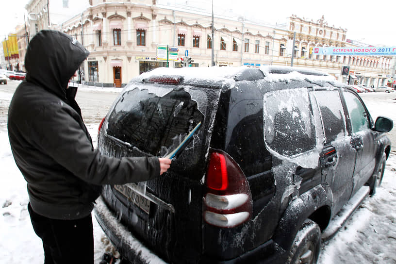 Ледяной дождь привел к коллапсу в столичных аэропортах Шереметьево и Домодедово. С 26 по 29 декабря были задержаны сотни рейсов, заложниками ситуации стали более 20 тыс. человек