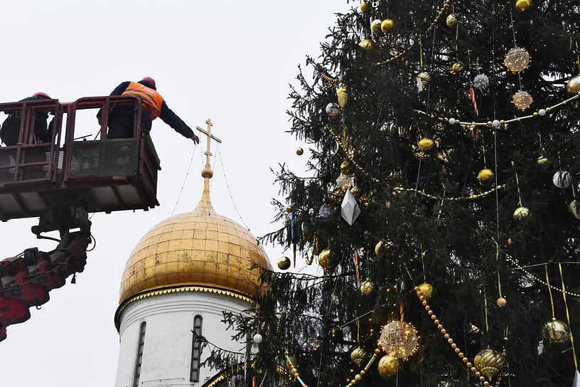 Москва, Россия. Украшение новогодней ели на Соборной площади Кремля 