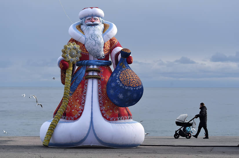 Ялта, Россия. Фигура Деда Мороза на набережной города в Крыму  