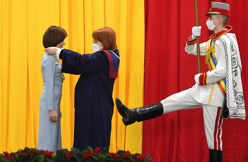 Кишинев, Молдавия. Церемония инаугурация президента республики Майи Санду (слева)