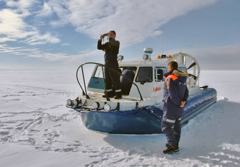 Сотрудники МЧС с помощью судна на воздушной подушке проводят мониторинг ледового покрова Финского залива, чтобы предупреждать рыбаков-любителей об опасности