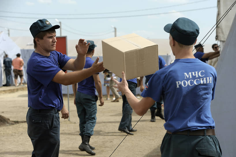 Сотрудники МЧС занимаются доставкой гуманитарной помощи беженцам в разных странах мира