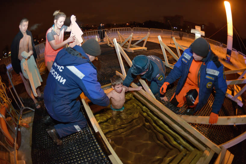 Спасатели МЧС дежурят у водоемов во время Крещенских купаний
