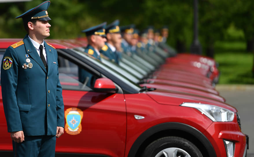 Передача сотрудникам Государственной противопожарной службы 60 легковых автомобилей на Поклонной горе в Москве, 2020 год