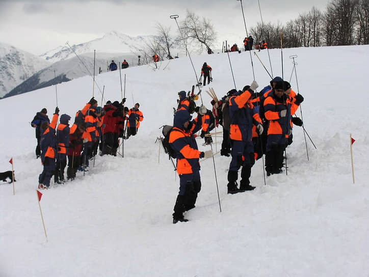 Поисково-спасательная группа на месте схода снежной лавины в районе Красной Поляны