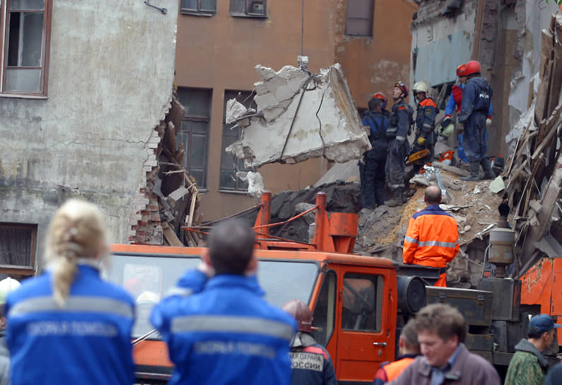 Разбор спасателями МЧС завалов в Выборге на месте обрушения четырехэтажного дома