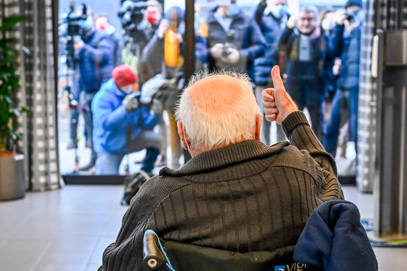 Пурс, Бельгия. 96-летний пациент дома престарелых получил дозу вакцины от коронавируса