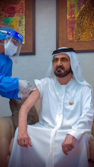 Дубай, ОАЭ. Премьер-министр Мохаммед ибн Рашид Аль Мактум получает вакцину