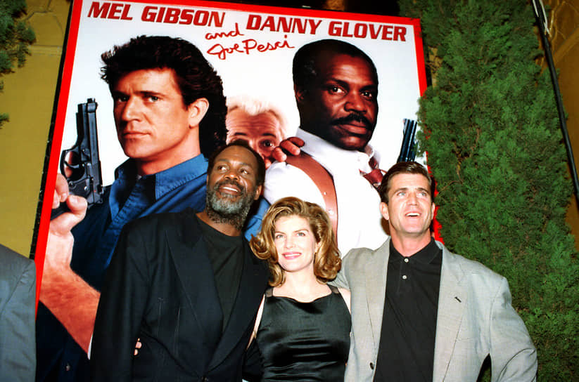 Три части продолжения франшизы «&amp;#8206;Смертельное оружие» о двух полицейских напарниках выходили с 1989 по 1998 годы&lt;br>
На фото: актеры «&amp;#8206;Смертельного оружия 3» Дэнни Гловер (слева), Рене Руссо и Мел Гибсон на премьере фильма в 1992 году в Калифорнии