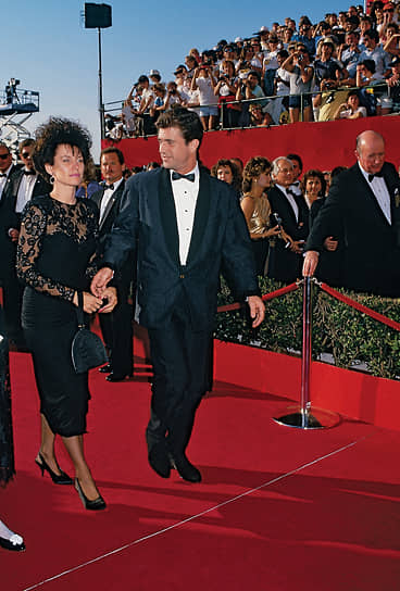 В начале 1990-х Мел Гибсон организовал собственную кинокомпанию Icon Productions, для которой снял свой первый фильм — драму «&amp;#8206;Человек без лица». Гибсон также сыграл в нем главную роль&lt;br>
На фото: Мел Гибсон со своей женой Робин Мур посещает церемонию вручения «&amp;#8206;Оскаров» 1988 года