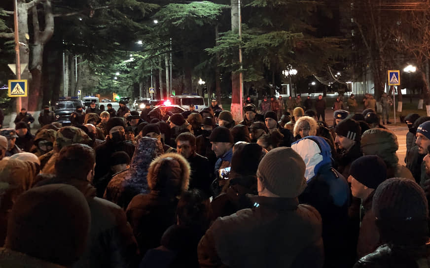 Акция протеста против пыток в МВД на центральной площади Цхинвала после смерти Инала Джабиева