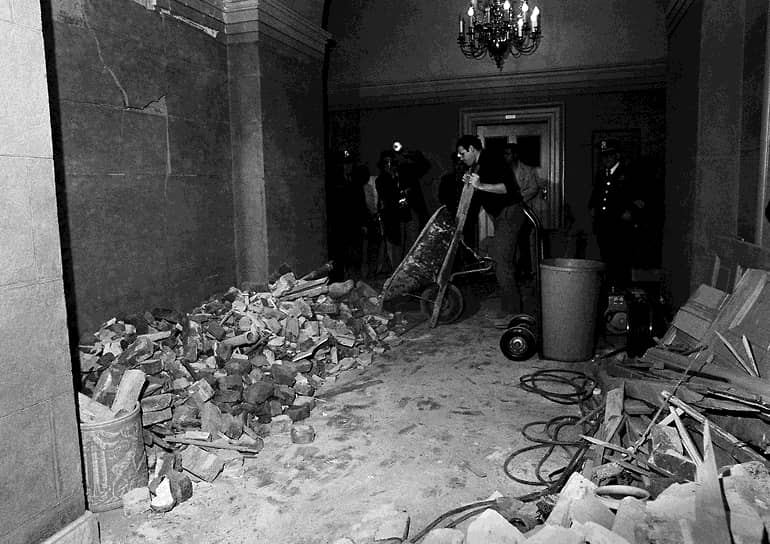Устранение последствий взрыва бомбы в Капитолии в 1971
