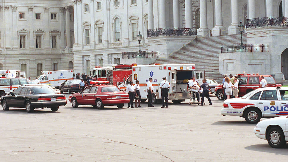 24 июля 1998 года Рассел Юджин Уэстон-младший, вооруженный револьвером 38-го калибра, ворвался в здание Конгресса и открыл стрельбу
