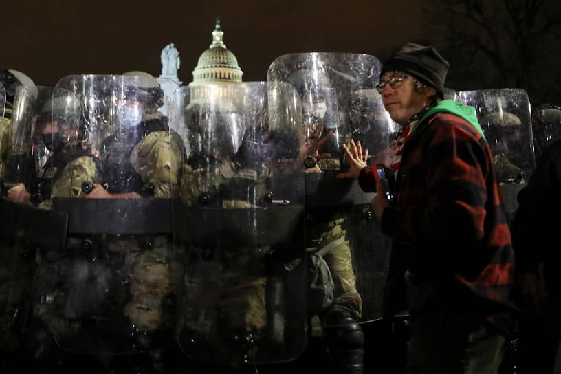 Противостояние сотрудников правоохранительных органов во время протестов в Вашингтоне против подтверждения результатов президентских выборов 