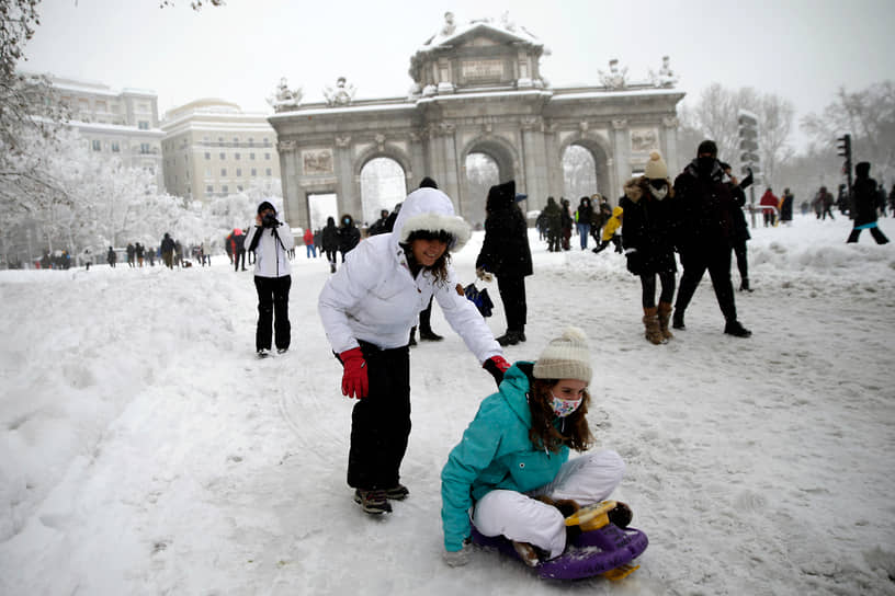 Правительство Испании не исключило возможности объявления Мадрида зоной катастрофического бедствия из-за последствий снежной бури
