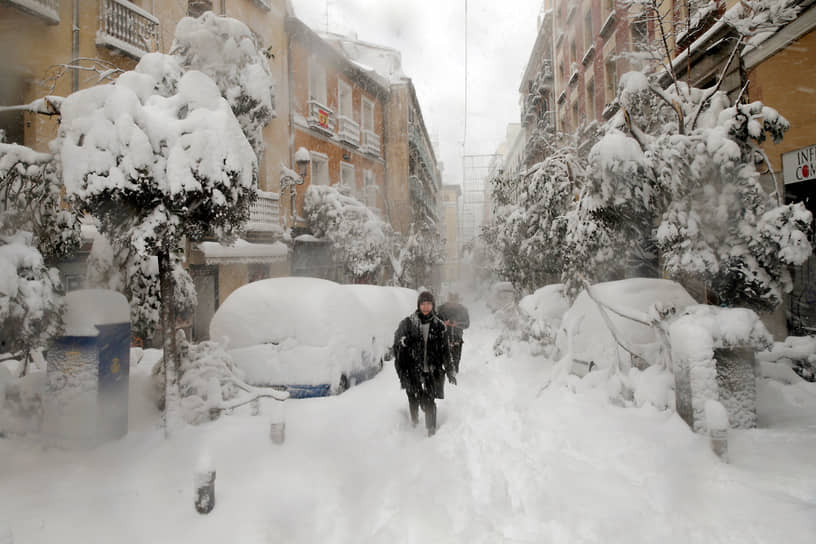 В Мадриде наблюдался сильнейший снегопад за последние полвека. Город оказался парализован, погибли четыре человека