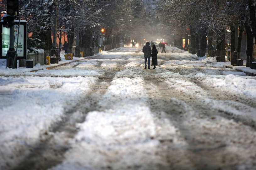 В Краснодаре из-за непогоды теплоснабжения лишились более 150 домов. 10 января городской аэропорт приостанавливал прием и отправление рейсов