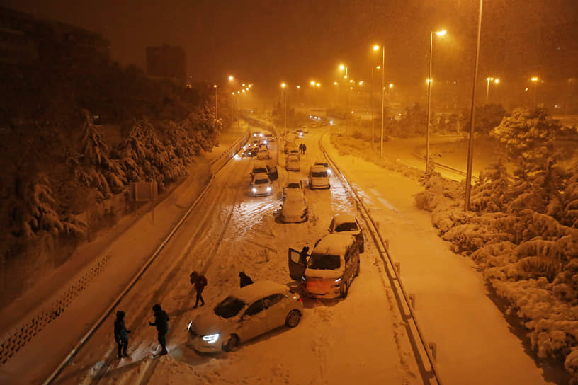 Из-за снегопада была прервана работа международного аэропорта Мадрид-Барахас, приостановлено железнодорожное сообщение, на дорогах участились ДТП. Порядка 1,5 тыс. военных помогают ликвидировать последствия бури