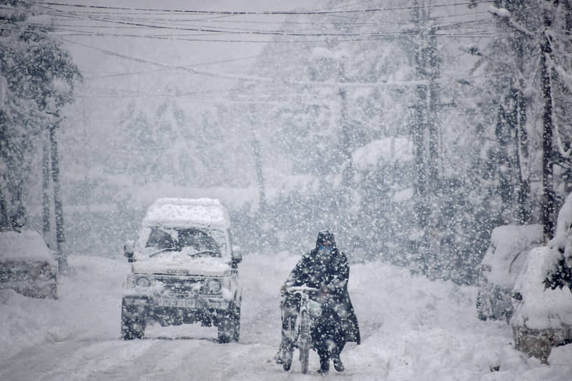 На фото: занесенная снегом дорога в городе Сринагар, летней столице союзной территории Джамму и Кашмир