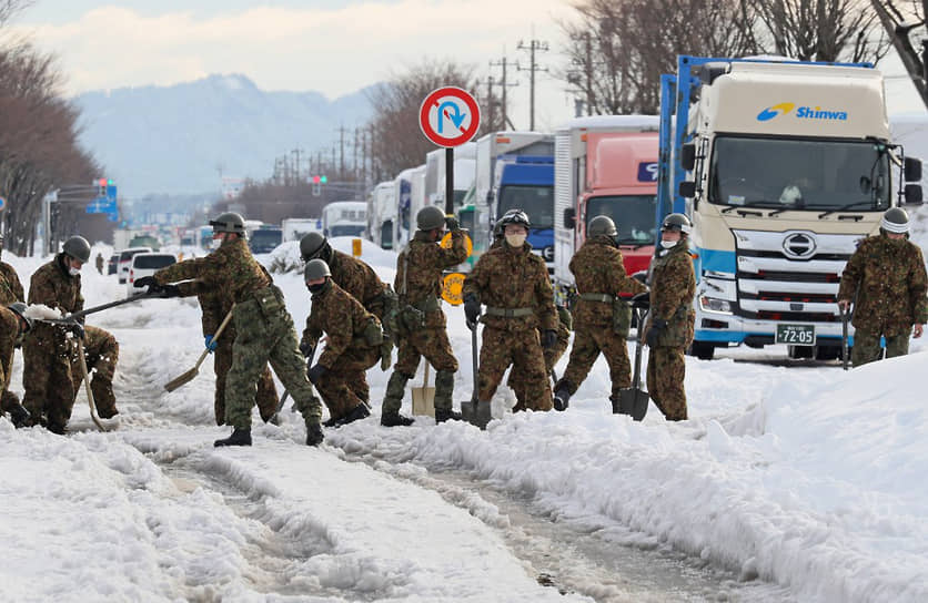 В Японии из-за снегопадов на дорогах были заблокированы тысячи машин. Более 500 авиарейсов были отменены