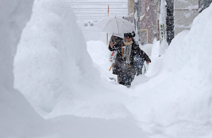 Из-за снегопадов на побережье Японского моря погибли по меньшей мере 8 человек, еще почти 300 пострадали
