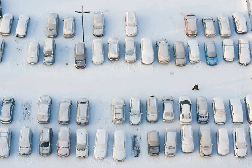 Аномальные морозы были зафиксированы в Сибири. В некоторых районах Новосибирской области температура воздуха достигала минус 40 градусов&lt;br>
На фото: автомобили под снегом на парковке в Новосибирске 