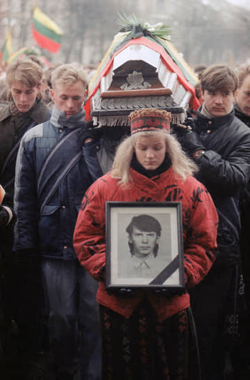 Российские власти неоднократно заявляли, что процесс ведется с нарушениями международного права: фигурантам предъявлены обвинения по статьям, которых в январе 1991 года не существовало. 9 ноября 2016 года Госдума выступила с заявлением, в котором называла процесс «политически мотивированным судилищем»&lt;br>
На фото: похороны погибших в Вильнюсе