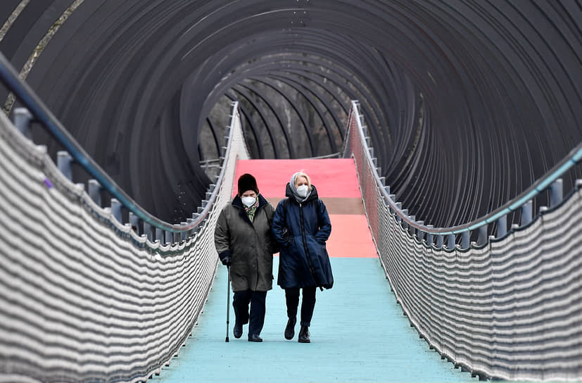 Оберхаузен, Германия. Местные жители в масках прогуливаются по мосту