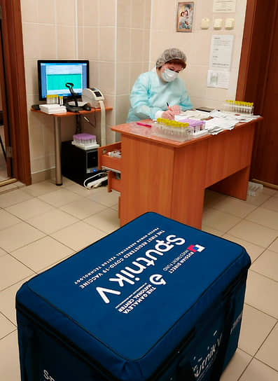 Белорусский медицинский работник работает с документацией Российской коронавирусной вакцины «Спутник V» в Минске