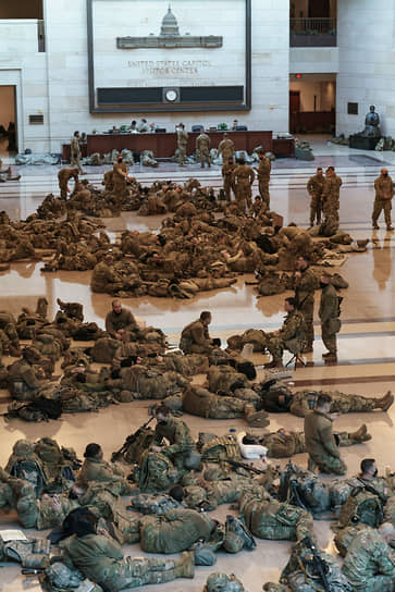 Бойцы нацгвардии расположились прямо на полу в здании Капитолия