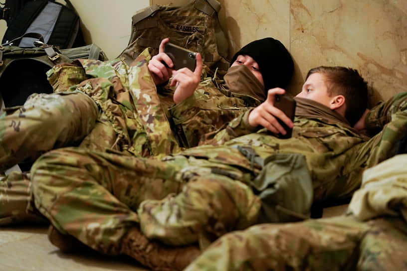 Бойцы отдыхают на полу в здании Конгресса