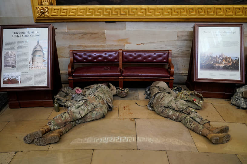 Некоторые бойцы спят на полу в ожидании обсуждения конгрессменами импичмента Дональду Трампу