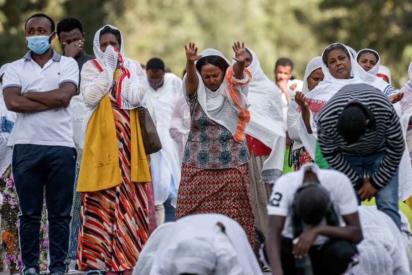 Православные эфиопы молятся на улице Аддис-Абебы, поскольку полицейские не пустили их в храм