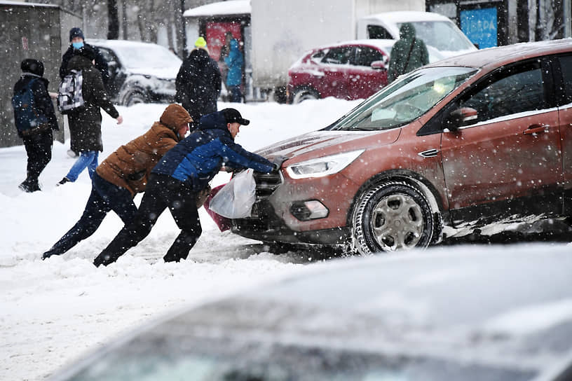 По сообщению мэрии Москвы, для уборки снега в городе задействовано около 10 тыс. единиц техники