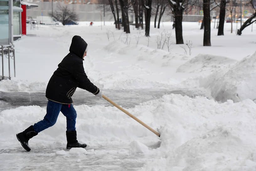Более 60 тыс. человек задействованы в работах по расчистке снега в Москве