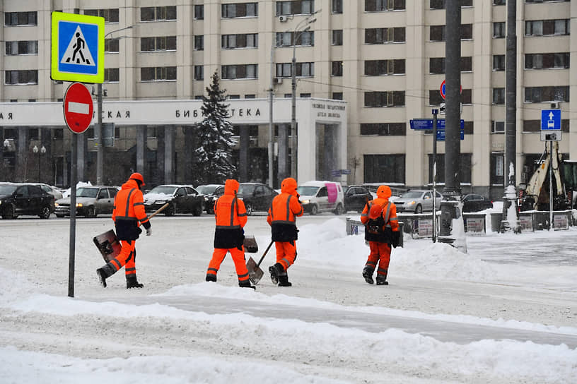 Высота снежного покрова в Москве достигла 34 см. По словам заммэра Петра Бирюкова, по существующему регламенту, на полную уборку города в подобной ситуации отводится трое суток