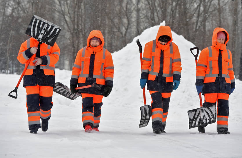 Коммунальщики во время уборки снега 