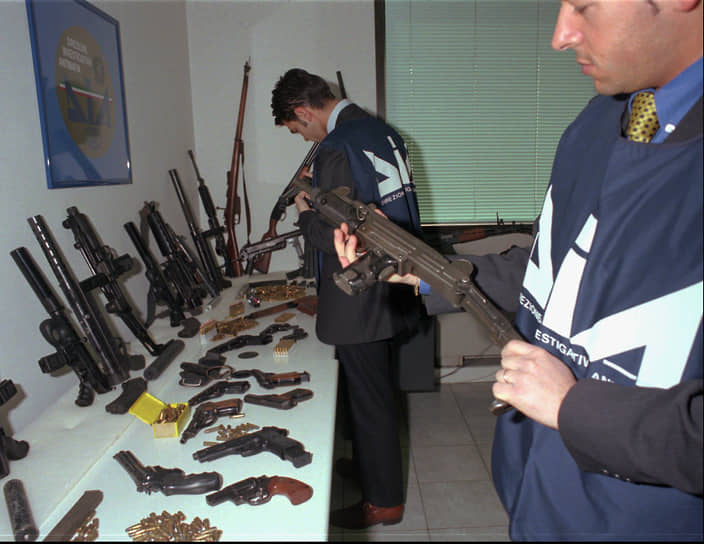 Оружие, изъятое в ходе операции итальянской полиции у членов группировки Ндрангеты