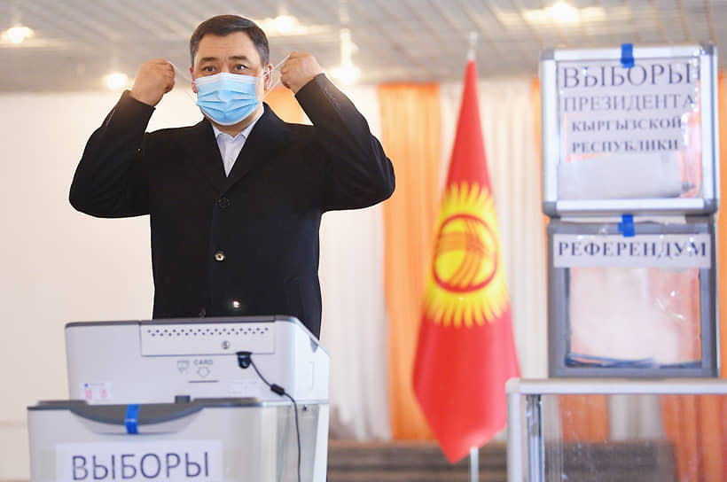 Бишкек, Киргизия. Садыр Жапаров, избранный президентом республики, во время голосования на участке