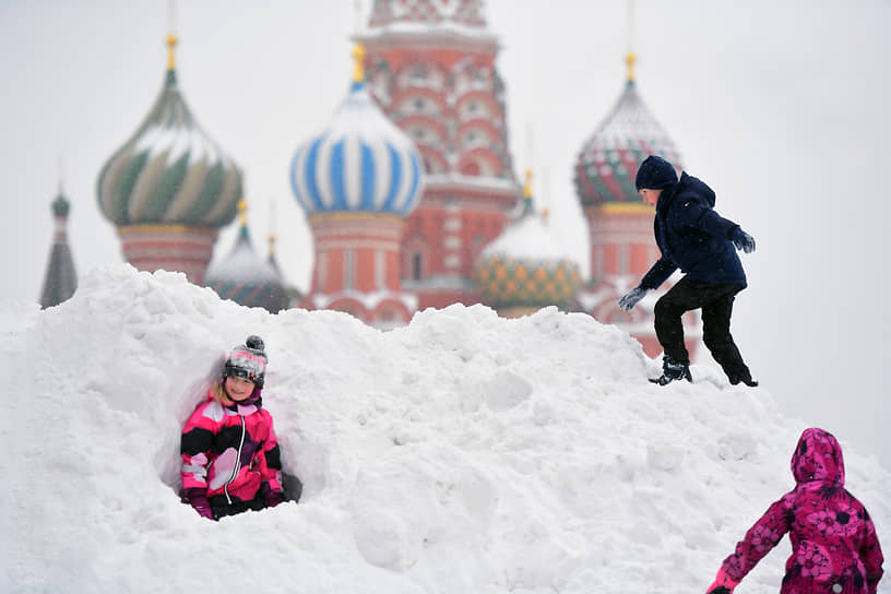 Москва. Дети играют в сугробах около храма Василия Блаженного