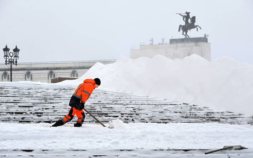 Москва, Россия. Сотрудник коммунальной службы во время уборки снега на Поклонной горе