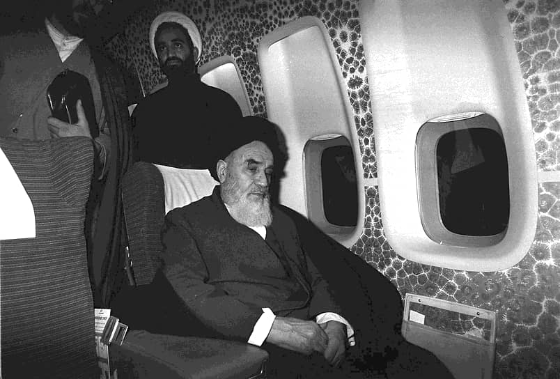 1 февраля 1979 года в Иран вернулся высланный в 1964 году главный оппонент шахского режима аятолла Рухолла Хомейни. Он возглавил исламскую революцию и вскоре стал высшим руководителем страны, которым оставался до смерти в 1989 году
