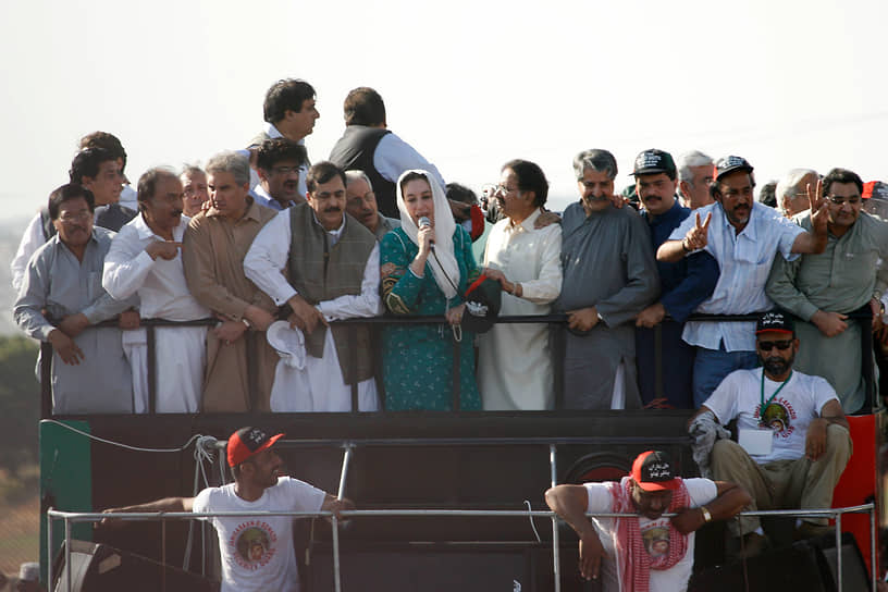 18 октября 2007 года в Пакистан из ОАЭ прилетела экс-премьер Беназир Бхутто. Она покинула Пакистан в 1999 году после выдвижения обвинений в коррупции. Бхутто возглавила оппозиционную Пакистанскую народную партию, в декабре 2007 года погибла при теракте

